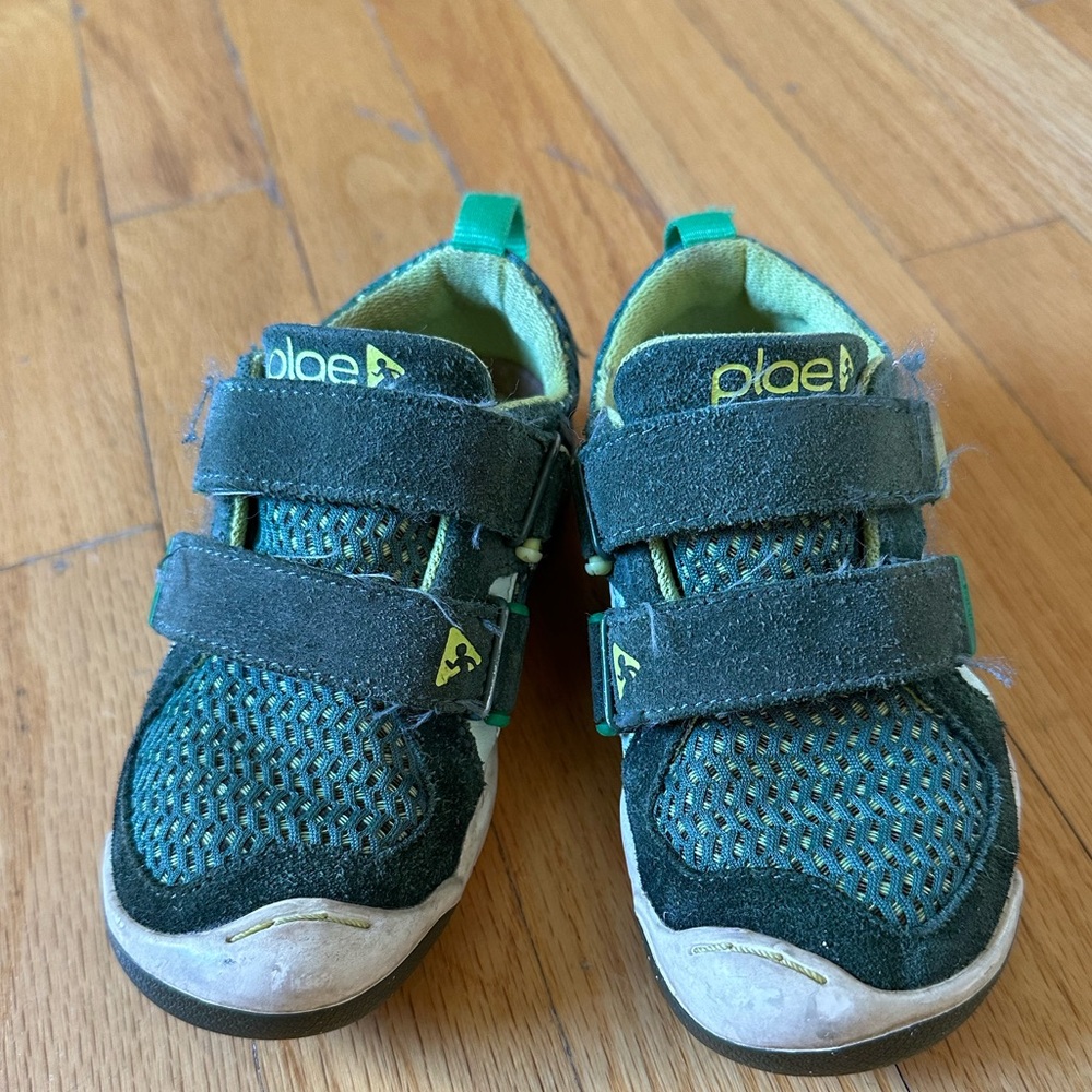 Plae boy’s size 10 sneakers